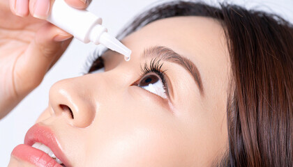 目薬をさす若い女性