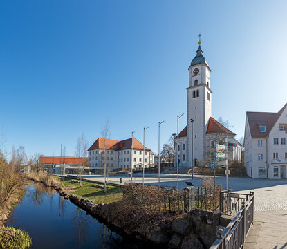 Bad Wurzach Stadtzentrum mit Kirche St. Verena, Naturschutzzentrum und Fluss Wurzacher Ach