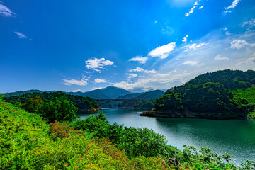 Obraz premium 青空に映える宮ヶ瀬湖と山並みの絶景パノラマ 神奈川県愛甲郡清川村