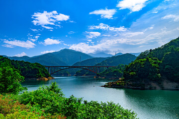  青空に映える宮ヶ瀬湖と山並みの絶景パノラマ　神奈川県愛甲郡清川村