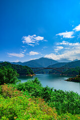  青空に映える宮ヶ瀬湖と山並みの絶景パノラマ　神奈川県愛甲郡清川村