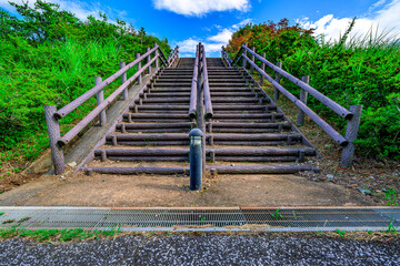  夏空の下に続く宮ヶ瀬のウッドステップと遊歩道　木製階段　神奈川県愛甲郡清川村　　