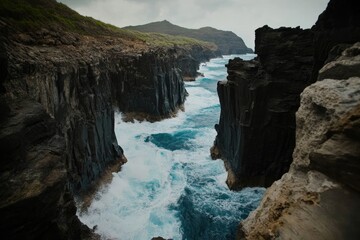Obraz premium Dramatic coastal cliffs meet surging turquoise ocean waves