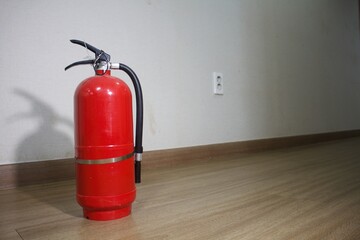 Obraz premium A red fire extinguisher indoor
