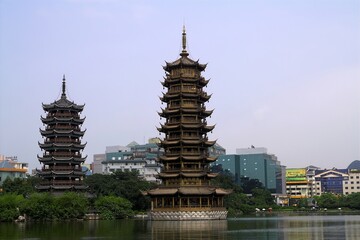 Chiny Guilin 2010 - Pagody Słońca i Księżyca zbudowane nad brzegiem jeziora; Architektura i kultura buddyjska;