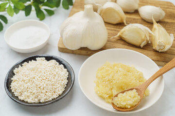 日本の食べ物｜にんにく麹と材料(にんにく・米麹・塩)