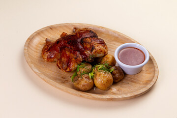 Fried chicken with new potatoes and sauce.