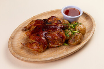 Fried chicken with new potatoes and sauce.