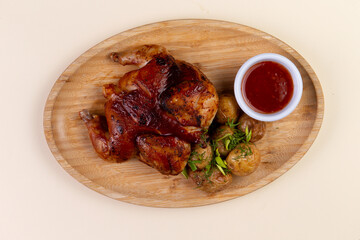 Fried chicken with new potatoes and sauce.