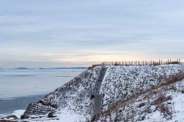 Obraz premium Hügel mit Schnee bedeckt umgeben von Eis