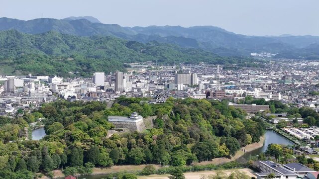 琵琶湖の上空から滋賀県彦根市にある国宝彦根城を撮影しました。