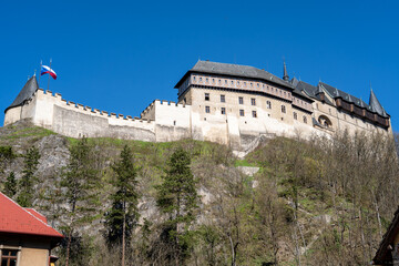 Vistas desde abajo del Castilo de Karlštejn en un día soleado y sin gente