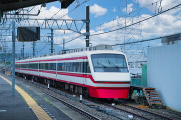 東武鉄道のりょうもう号が赤城駅で停車している風景