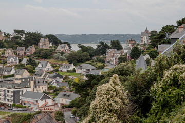 Naklejka premium Village breton au bord de l'Océan