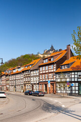Fototapeta premium Historische Altstadt von Wernigerode im Harz mit Schloss im Hintergrund
