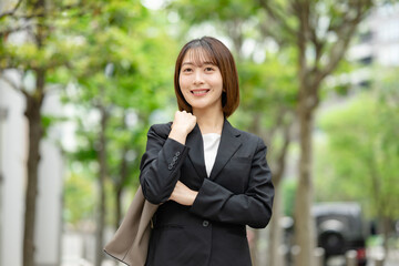 スーツを着た女性