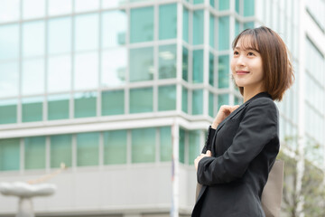 スーツを着た女性