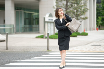 スーツを着た歩く女性