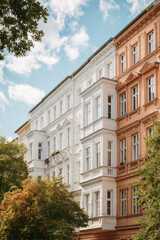 Obraz premium stunning view of mitte district in berlin featuring iconic historical buildings against clean ultrabright