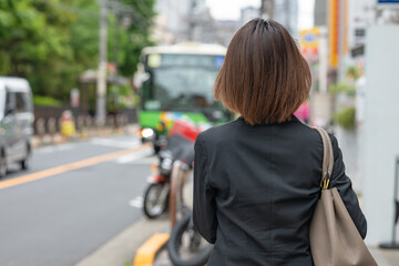 Obraz premium 通勤する女性
