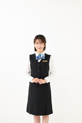 受付をする制服姿の女性