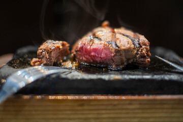 鉄板で焼いたステーキを切る