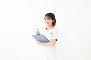 バインダーを持つ白衣の女性