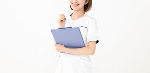 バインダーを持つ白衣の女性