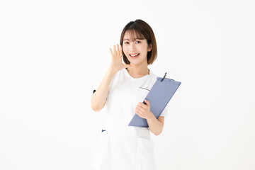 呼びかける白衣の女性
