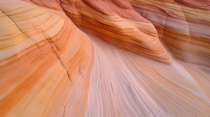 Obraz premium Close-up of a rock formation. the rock formation is made up of multiple layers of different shades of orange, red, and white, creating a wave-like pattern.