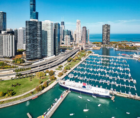Fototapeta premium Chicago cityscape marina. Chicago downtown city park and marina skyline. Autumn city landscape. Cityscape with city park. Chicago cityscape skyline architecture. Skyscraper landscape. Urban marina