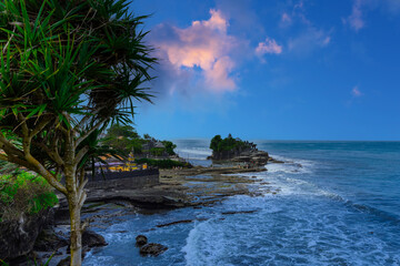 Obraz premium Tanah Lot Temple on the island of Bali known as the island of Gods. Sitting on top of rock island over looking turquoise blue beaches in Bali Indonesia
