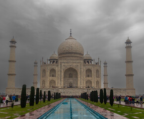 Obraz premium Monumental Beauty of the Taj Mahal Under Cloudy Skies