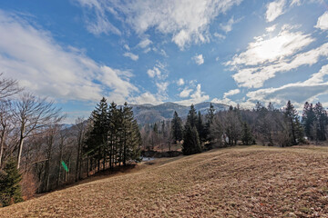ampia vista panoramica che mostra varie alte catene montuose e collinari in Slovenia, che si...