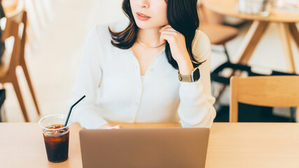 カフェで仕事をする女性・ビジネスウーマン