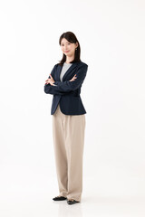 笑顔で立つ女性