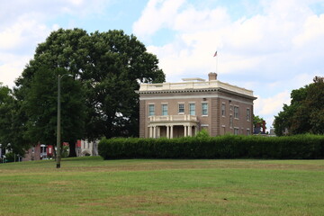 Obraz premium white house in the park