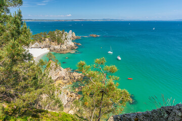 Grand ciel bleu au dessus de la Presqu'île de Crozon en Bretagne