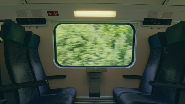 Ich sitze im fahrenden Zug, blicke aus dem Fenster. Felder, W&auml;lder und D&ouml;rfer ziehen vorbei. Das sanfte Rattern auf den Schienen begleitet meine Gedanken auf ihrer Reise durch die Landschaft.