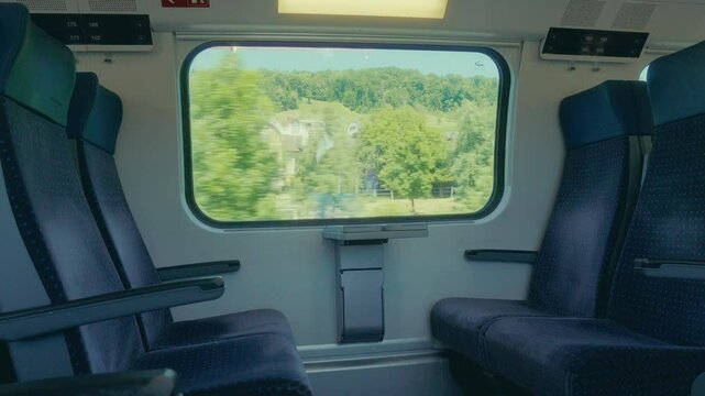 Ich sitze im fahrenden Zug, blicke aus dem Fenster. Felder, W&auml;lder und D&ouml;rfer ziehen vorbei. Das sanfte Rattern auf den Schienen begleitet meine Gedanken auf ihrer Reise durch die Landschaft.