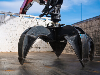 Powerful multi-jaw grapple for industrial material handling on loader or crane. Heavy equipment for forestry, scrap yards, recycling. Robust steel grab for bulk transport, sorting logs, metal, waste.