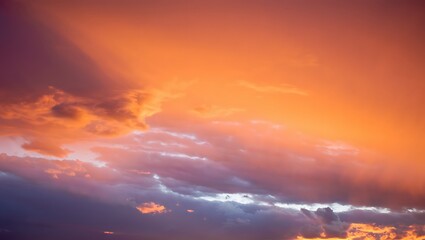 Obraz premium Fiery Sunset Cloudscape A Vivid Display of Orange and Purple Hues