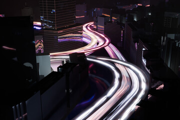 東京の首都高速道路の江戸橋ジャンクションを模した架空の道路を行き交う車の軌跡のイメージ
