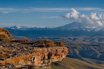 Fototapeta premium Russia, the Elbrus region. Stunning dawn view of the Caucasus mountains from the cliffs of the Bolshoy Bermamyt plateau.