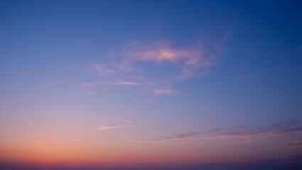 Obraz premium Serene Sunset Sky Pastel Hues and Wispy Cloudscape