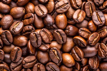 Fototapeta premium Aromatic Coffee Beans Pile CloseUp Roasted, Fresh, and Ready to Grind