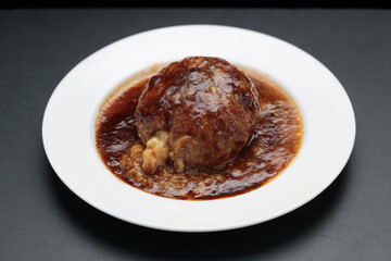 日本のチーズインハンバーグ　中身のチーズが一部出ている　斜め