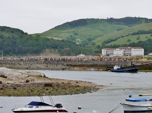 Boote ankern im leeren Flussbett in Plentzia