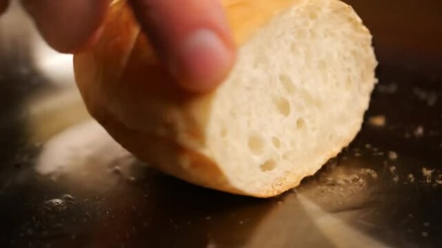 V&iacute;deo em alta resolu&ccedil;&atilde;o de p&atilde;o caseiro assando em forma de p&atilde;o tradicional