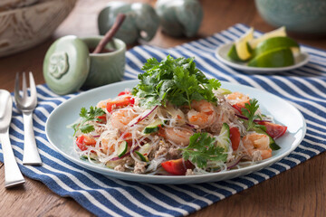 【ヤムウンセン / タイ風春雨サラダ】春雨・海老・挽肉・トマトなどの野菜をナンプラー・ライムなどを使いエスニック風味に和え、パクチーを添え仕上げたサラダ。